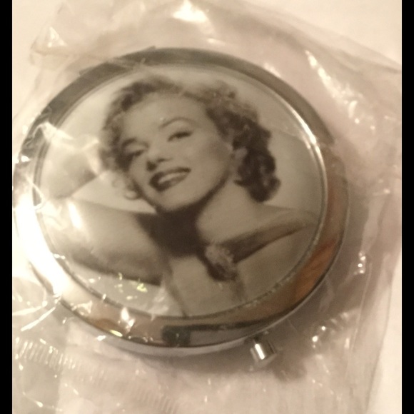 🎀Marilyn Monroe Compact Mirror🎀 - Picture 1 of 4